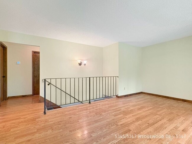 Building Photo - 5345/5347 Wedgewood Dr-5347