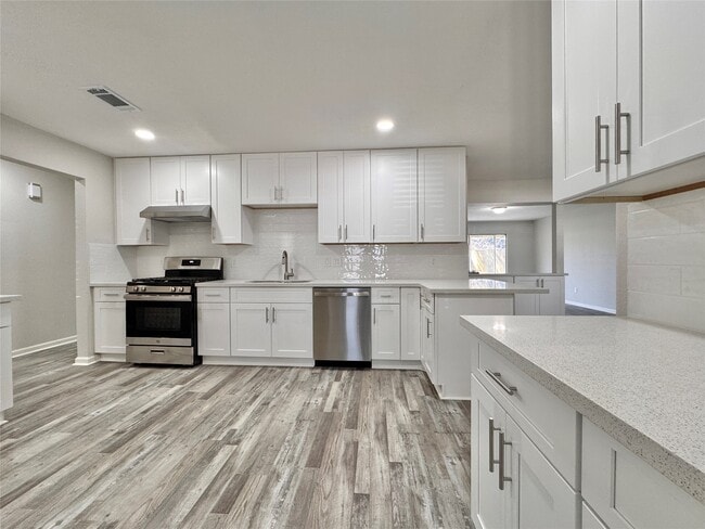 Building Photo - 5115 Hialeah Dr