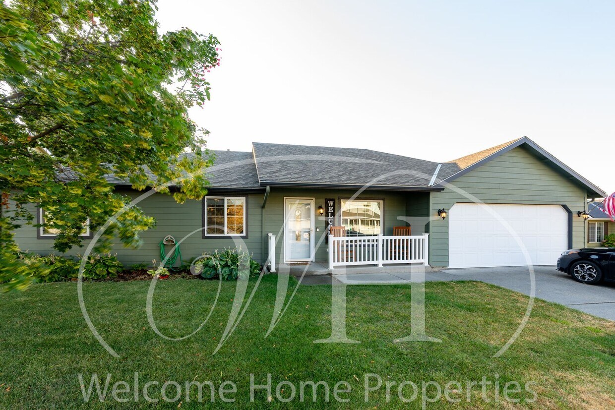 Foto principal - Conveniently Located 3 Bedroom Home with F...