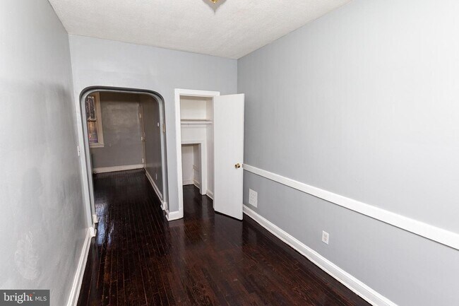 Building Photo - 446 Mellon St SE