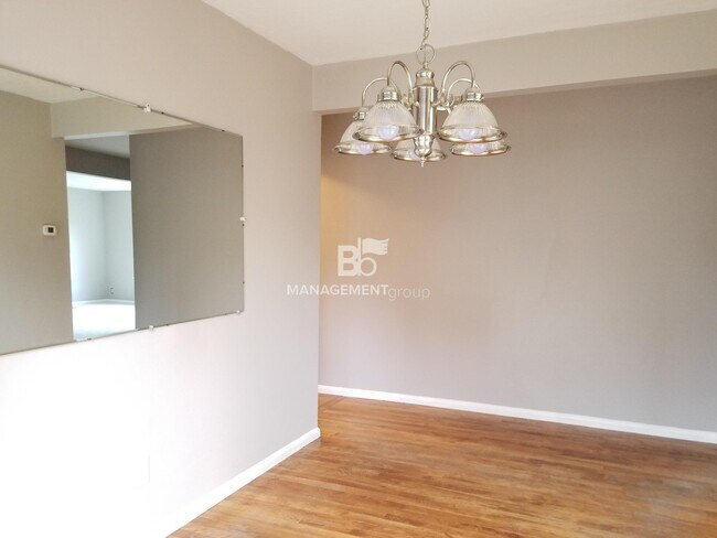 Building Photo - Updated Light & Bright One-Level In Tigard...