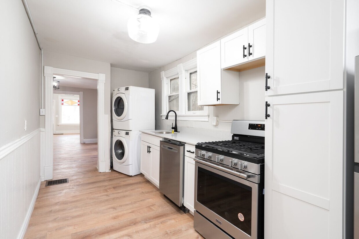 Foto principal - 2207 Blake Avenue