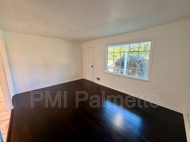 Foto del edificio - 128 Crestmore Dr