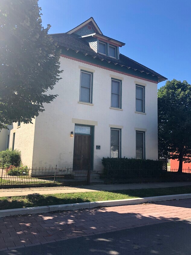 Primary Photo - 517 Brown St