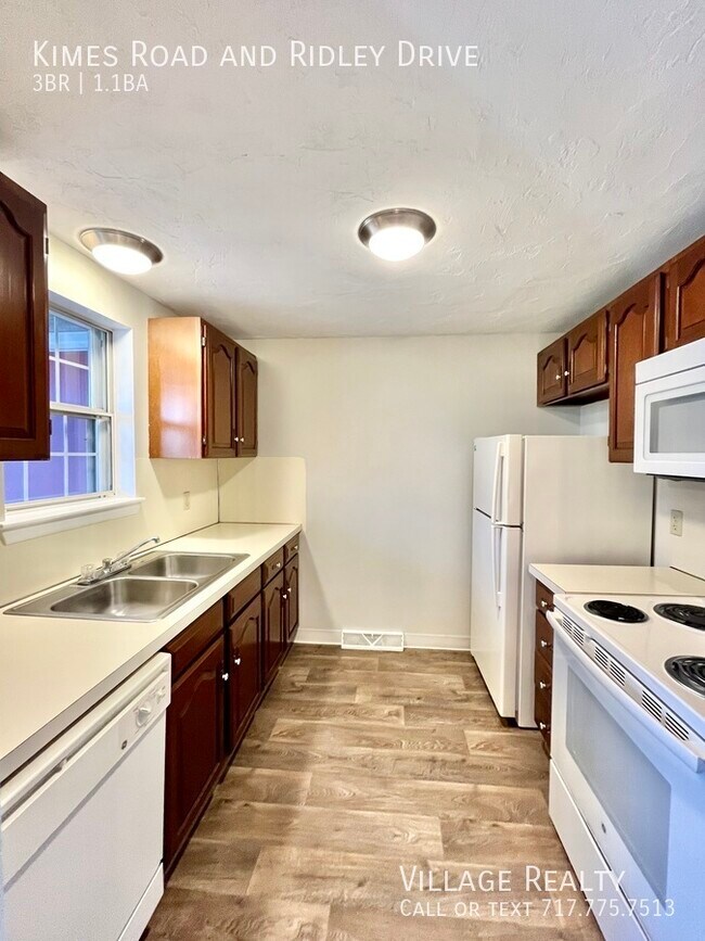 Building Photo - ONE MONTH FREE RENT! Large 3-bed Duplex in...