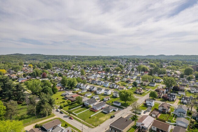 Building Photo - Beautiful 1 bedroom home with BONUS room in Natrona Heights available April 1!