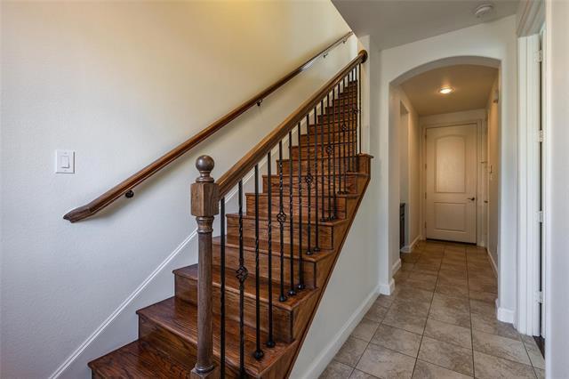 Building Photo - 602 Arbol