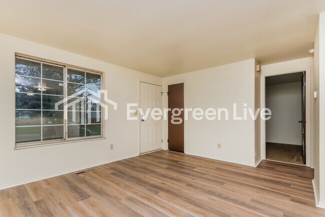 Building Photo - 5989 Chatsworth Dr