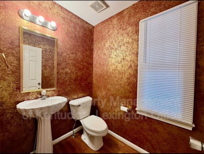 Foto del edificio - 552 Forest Hill Dr