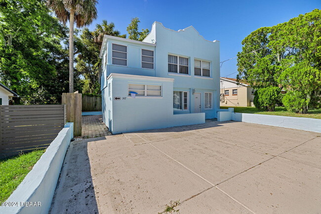 Building Photo - 149 5th St