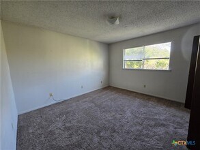 Building Photo - 209 Oak Trail Dr