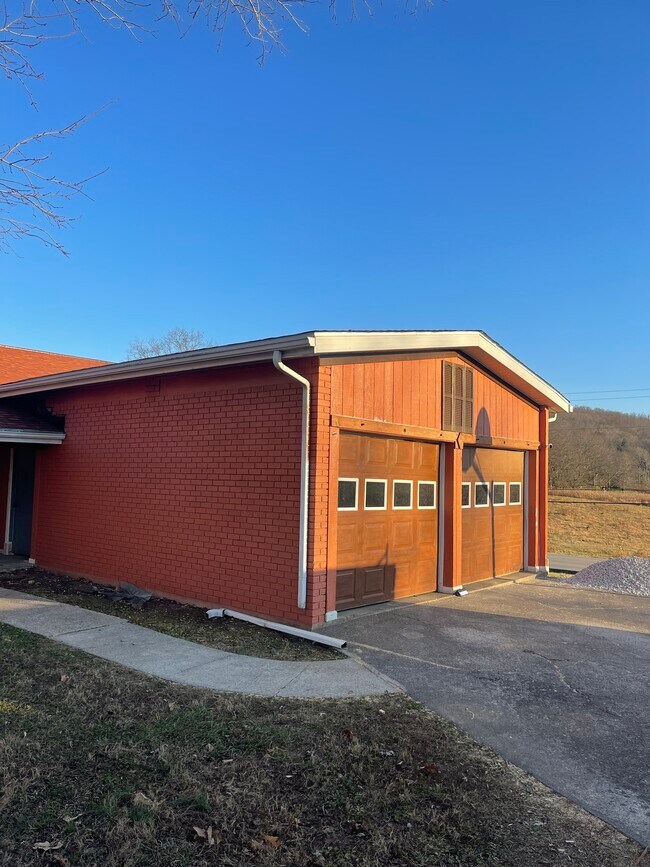 Building Photo - 122 Green Hill Park Dr
