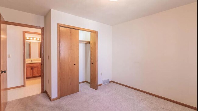 bedroom - 1000 Pleasantview Ave