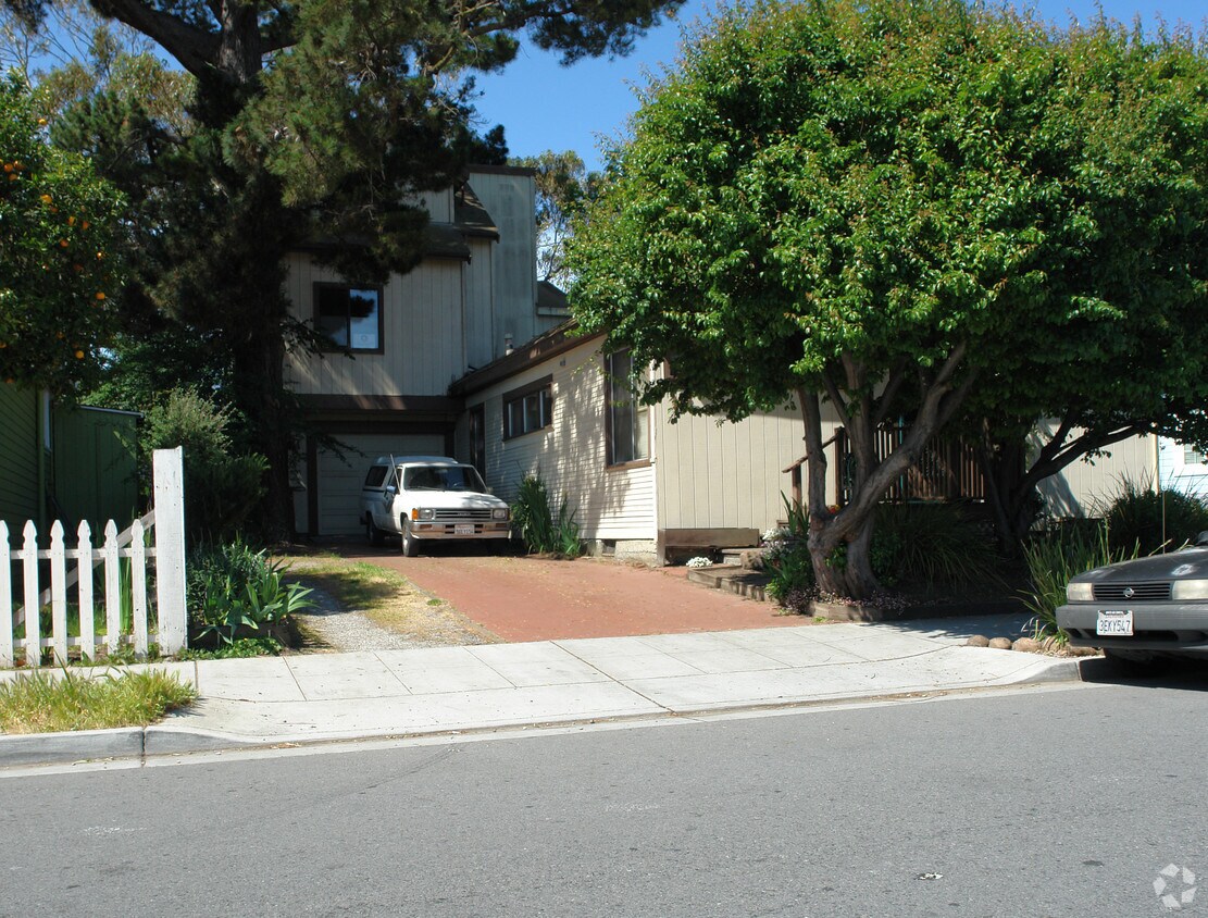 Primary Photo - 112-114 S Fremont St