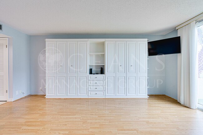 Foto del edificio - Charming Beachside 1-Bedroom Condo – Available Now