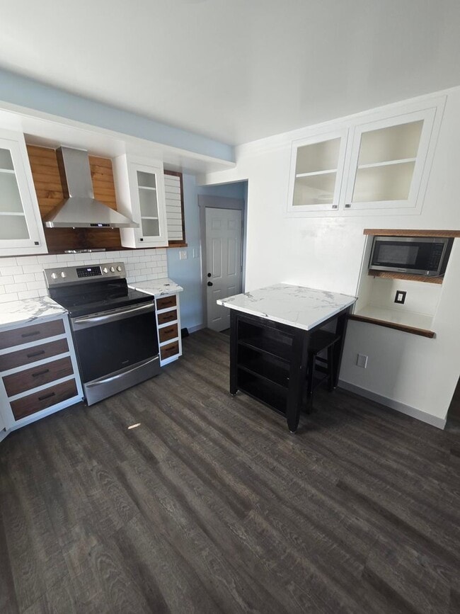 Building Photo - Wonderfully Updated Perry Dist. Charmer