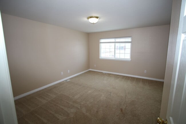 Building Photo - 3 Bedroom Condo!