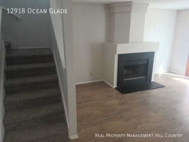 Building Photo - Clean 3/2.5 with bonus room!