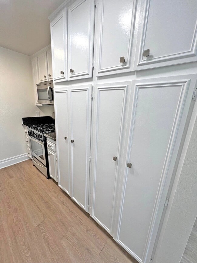 Building Photo - 1940 Malcolm Ave