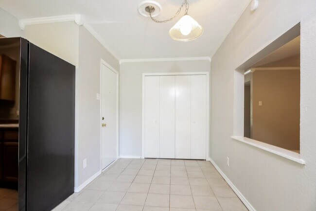 Building Photo - 1050 Brownwood Dr
