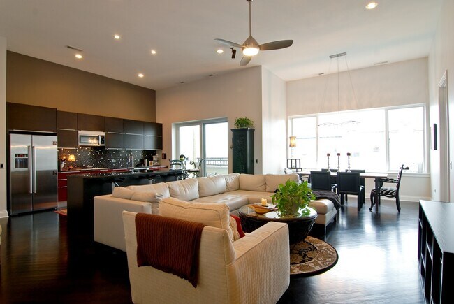 Foto del edificio - 2410 W Bloomingdale Ave