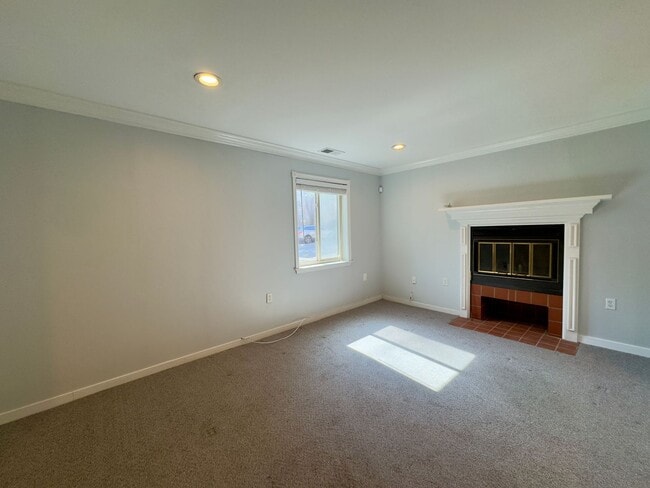 Building Photo - Charming 2 Bed, 2 Bath Townhome in Baltimo...