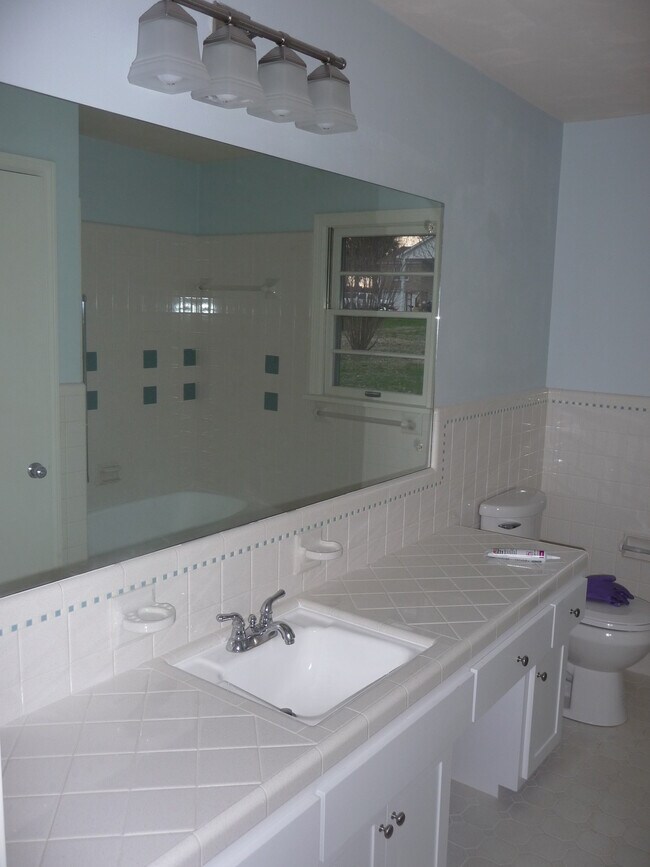 Baño del pasillo - 1321 Leeson Way