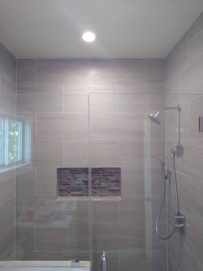 Master shower with 2-way spray function - 2857 W Carson St