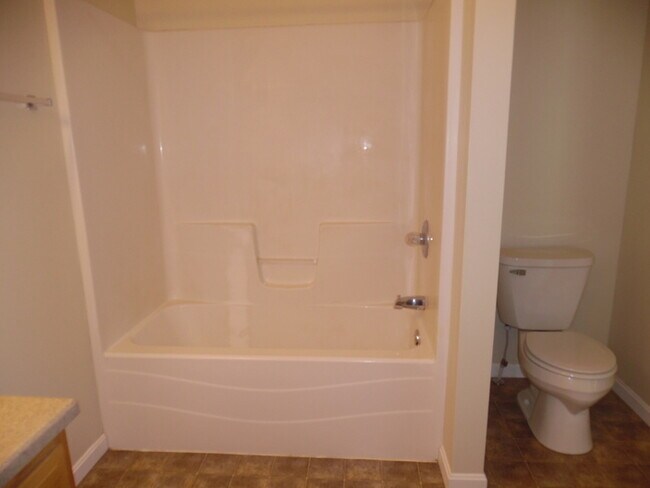 Building Photo - 4-bedroom, 2-bathroom home in a great Eastside Terre Haute location.