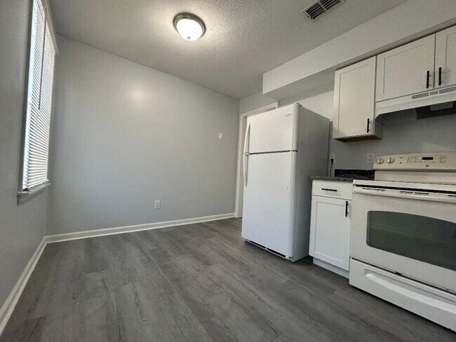 Building Photo - Spacious 3 bed Town Home!