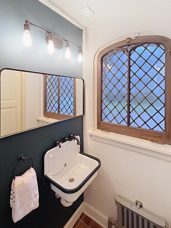 Medio baño del primer piso - 2265 Stillman Rd