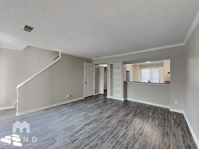 Foto del edificio - 461 Claircrest Dr