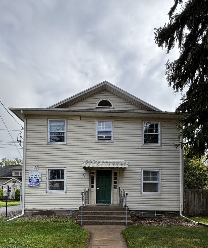 Foto principal - 142 N Riverview Dr