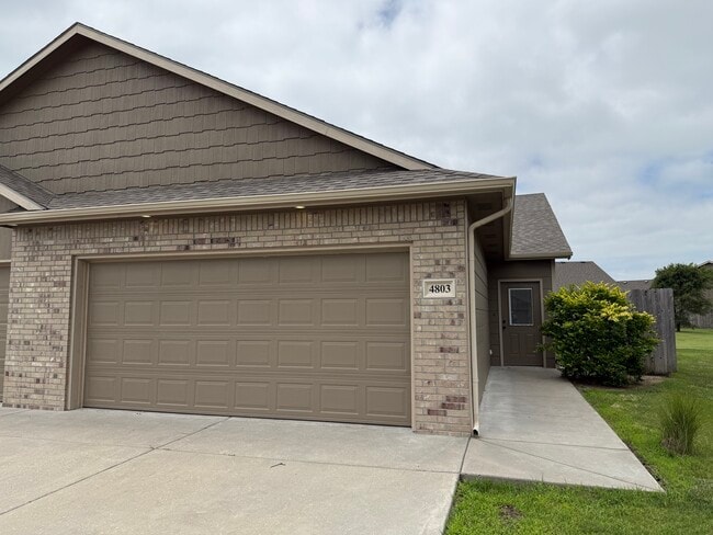 Building Photo - 4803 N Hillside Ct