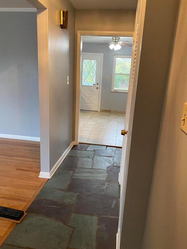 Building Photo - 4929 Sharon Hill Dr