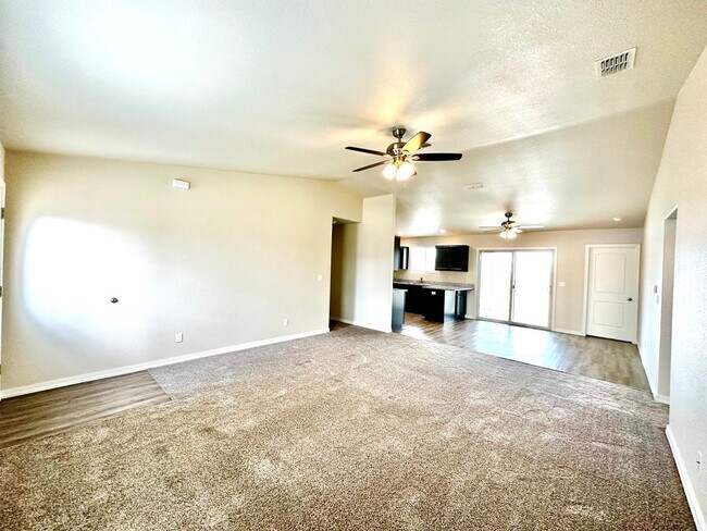 Foto del edificio - Beautiful 4 Bedroom home. MOVE IN SPECIAL,...