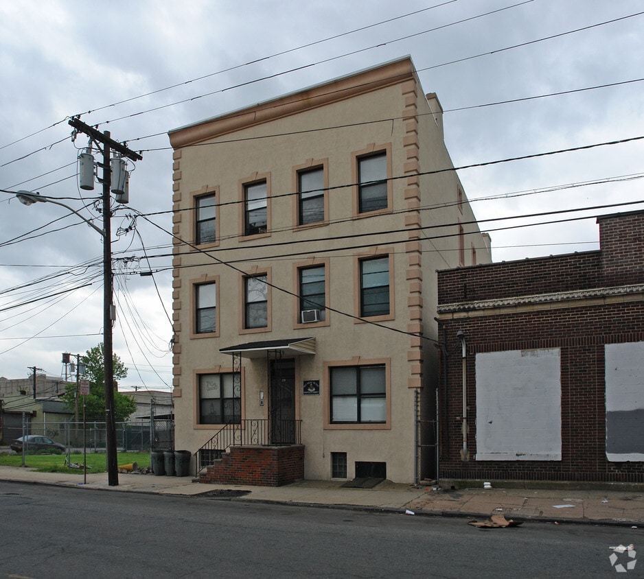 Primary Photo - 179 Emmett St