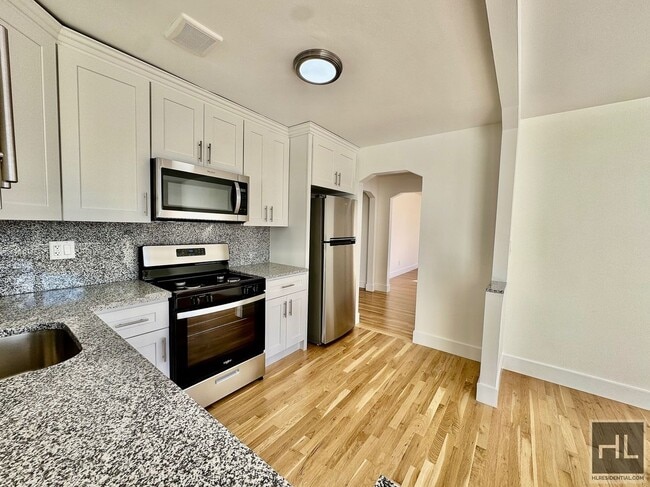 Building Photo - Newly Renovated 2 bedroom apartment spanni...