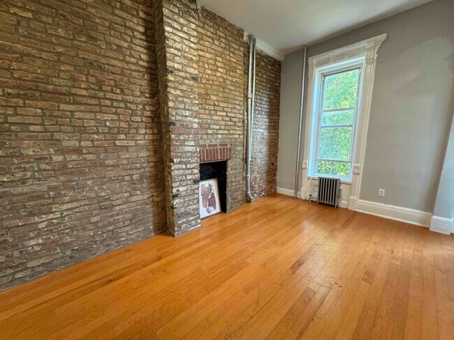 Building Photo - 72 Somers St