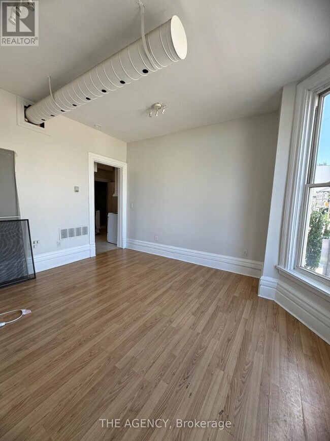 Photo du bâtiment - 4 - 139 1/2 JOHN STREET S