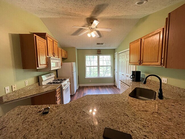 Foto del edificio - Multi Family House 3 Bedroom and 2 Bath