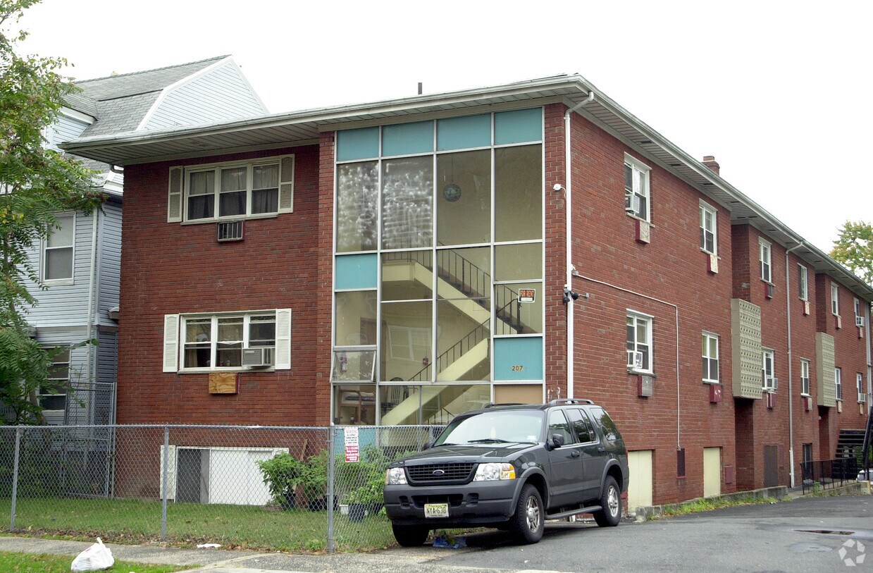 Primary Photo - 207 N Walnut St