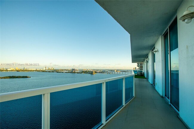 Foto del edificio - 700 NE 25th St