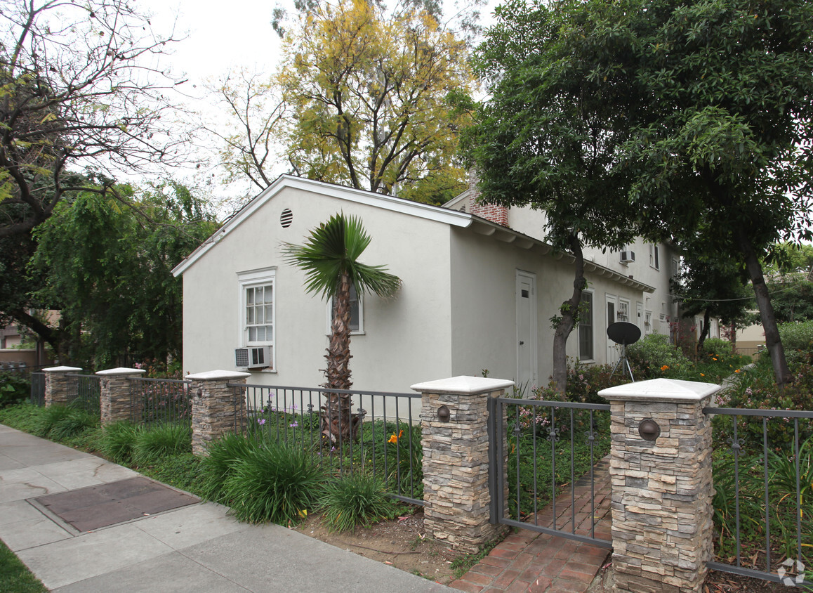 Building Photo - Del Mar Gardens