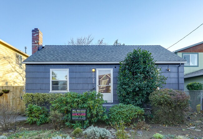 Building Photo - 6620 SE Reedway St