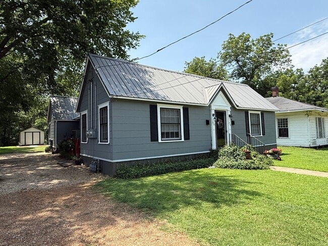 Building Photo - 716 E Austin St