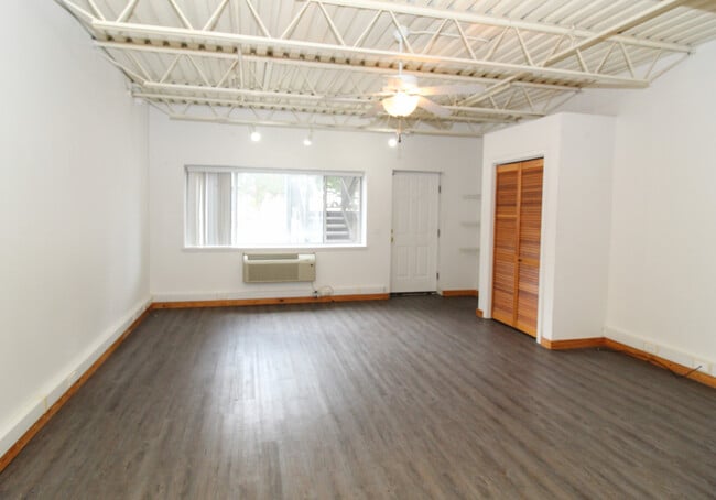 Building Photo - Molly Court