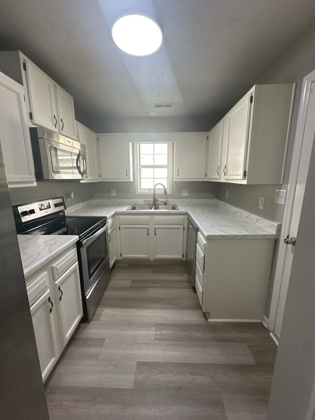 Building Photo - Beautiful 3 Bedroom, 2 Bath Home-3013 Steeple Chase Ct.