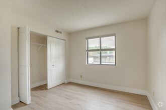 2BR, 1BA - 777SF - Golfview Apartments