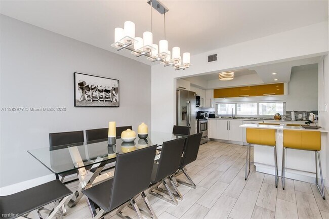 Building Photo - 3 br, 2.5 bath Townhome - 3926 NE 168th St...